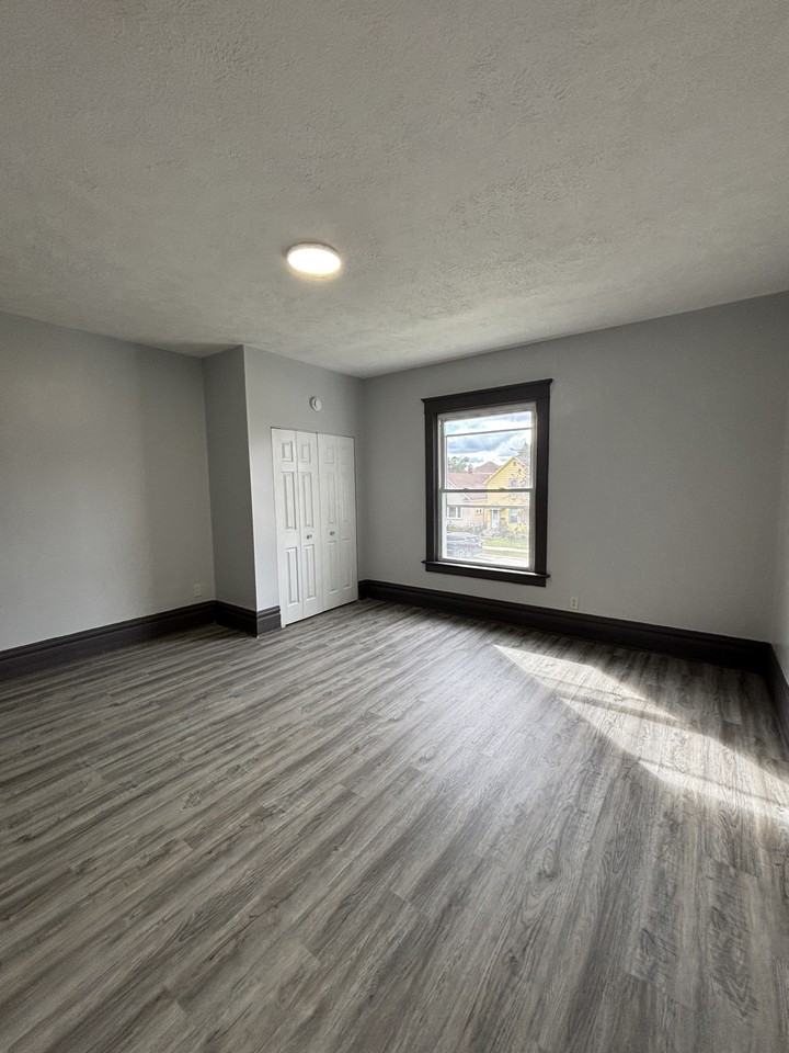 411 S 10th St - Photo 4 of 12