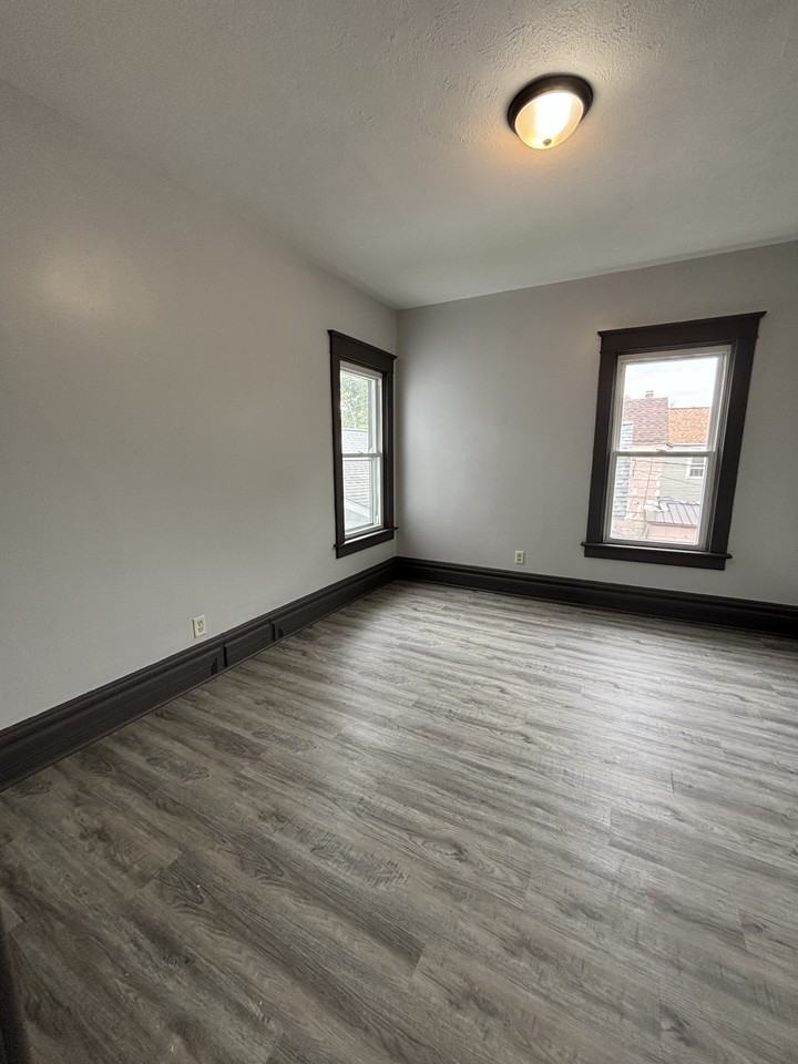 411 S 10th St - Photo 7 of 12