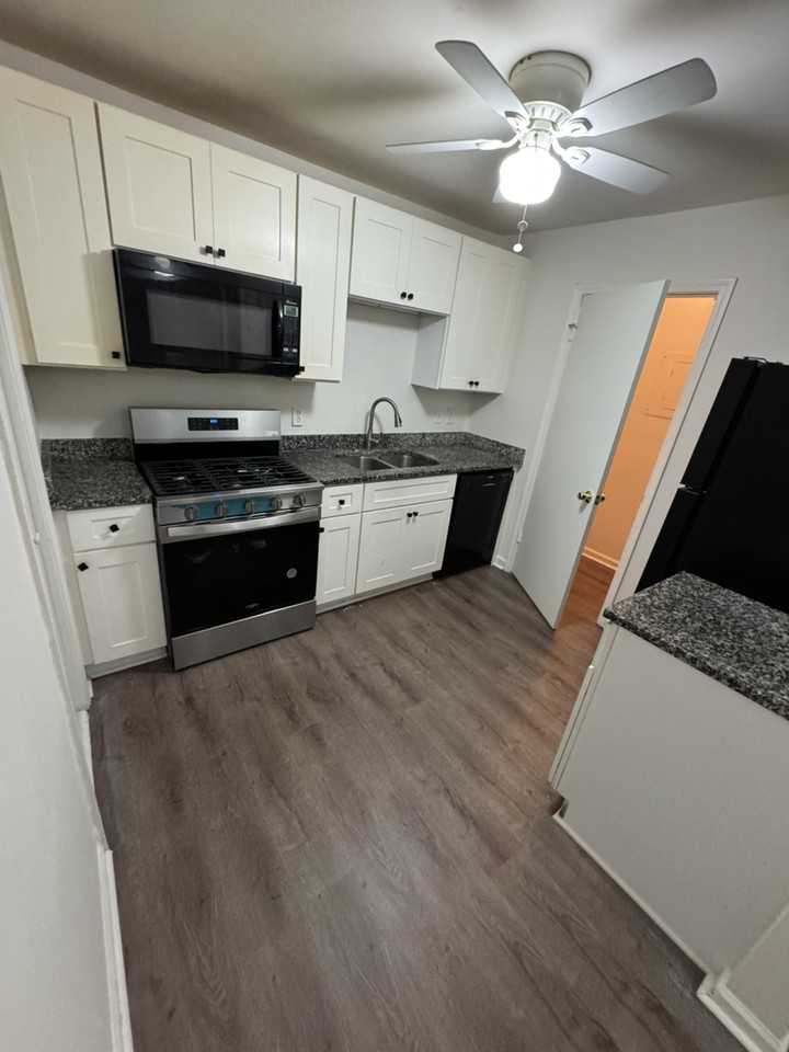 2719 Greystone Pl - Photo 2 of 7