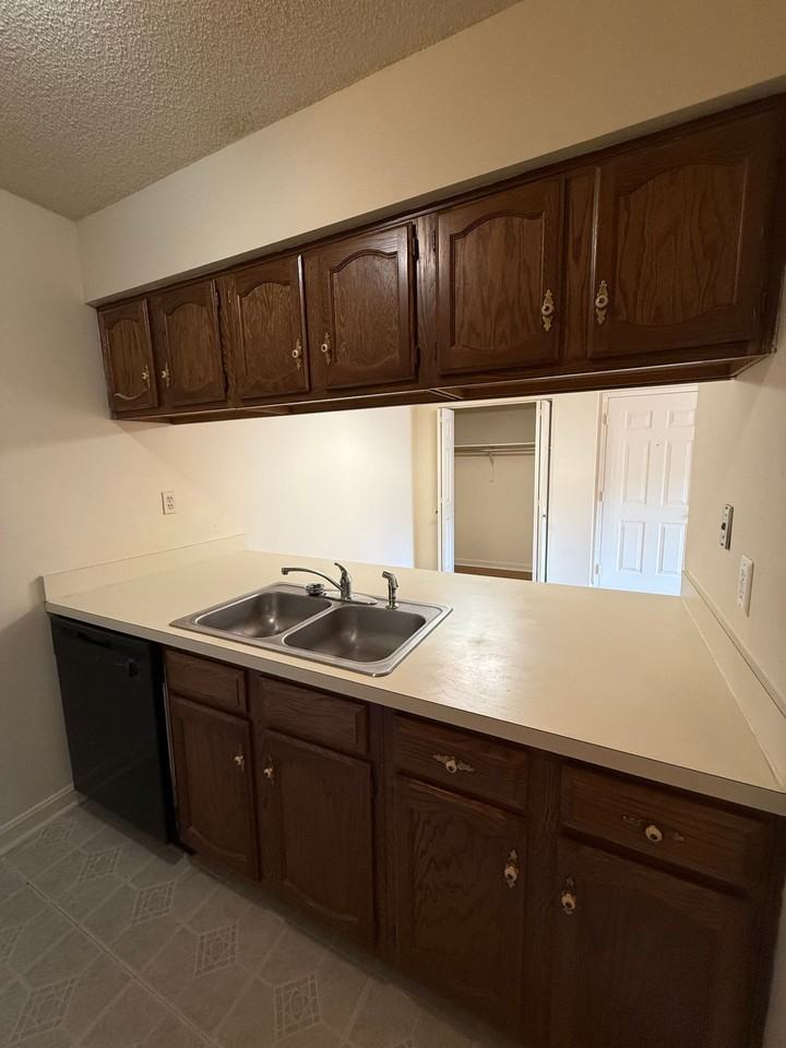 Lakewood Flats and Townhomes - Photo 7 of 33