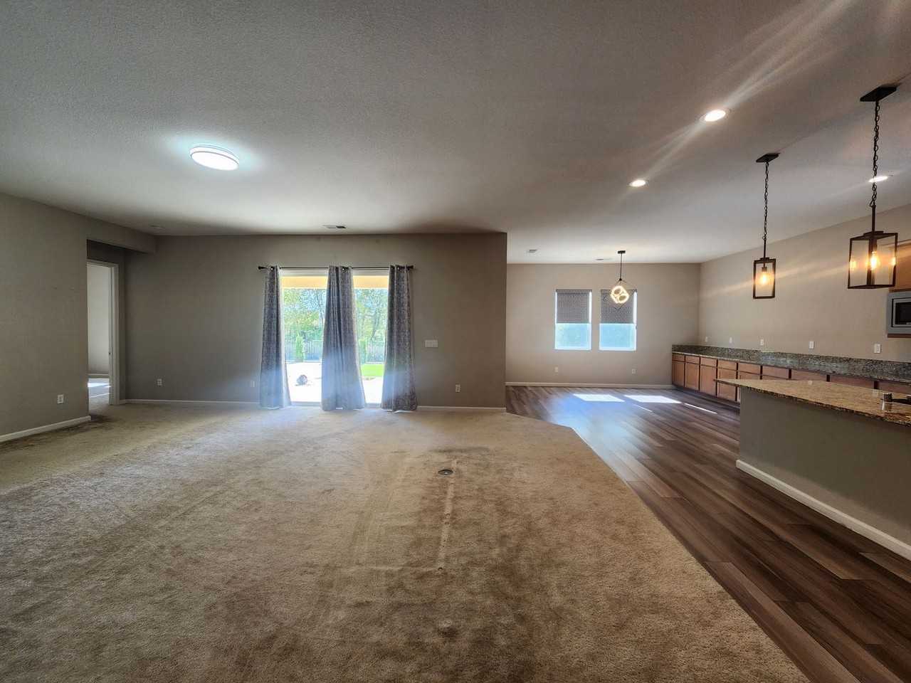 2243 Butte Creek Dr - Photo 5 of 31