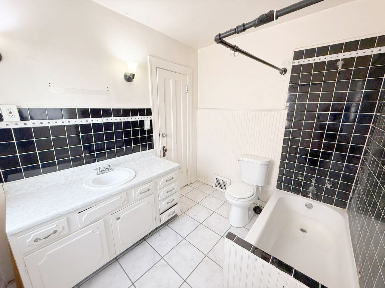 2010 Torbenson Dr - Photo 6 of 20