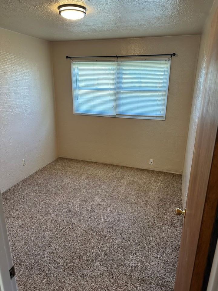427 Fairmount St - Photo 4 of 18