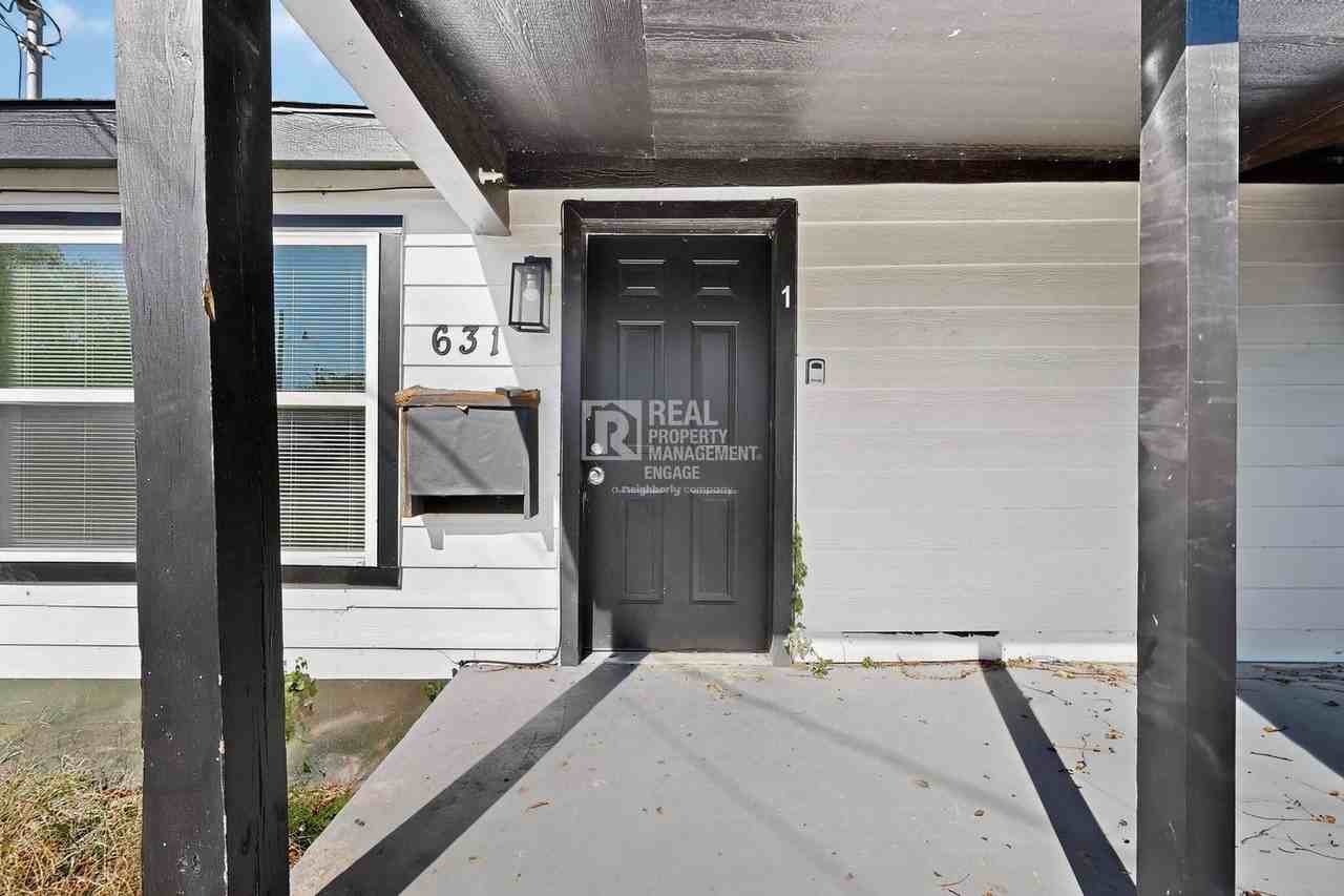 631 Baker Street - Photo 5 of 50