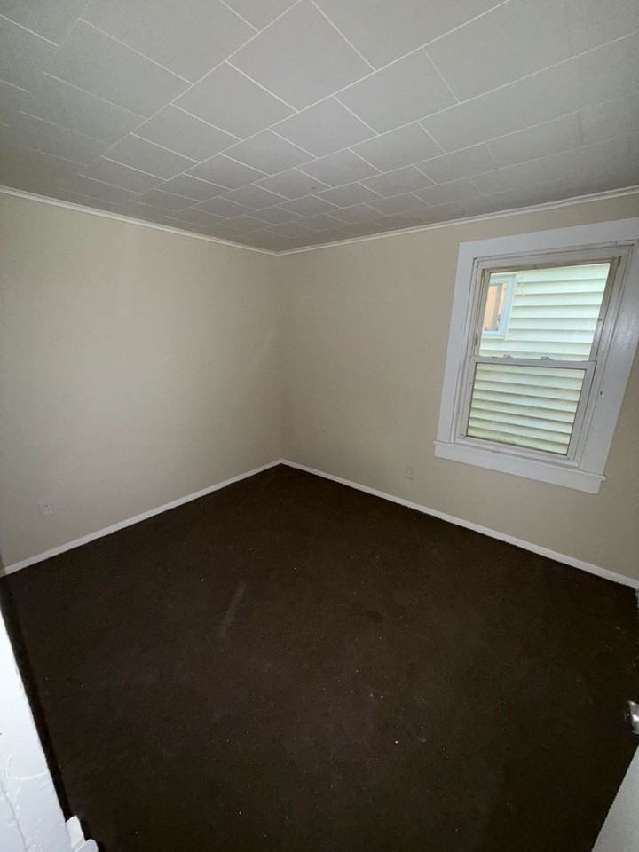 686 3rd Ave - Photo 4 of 10