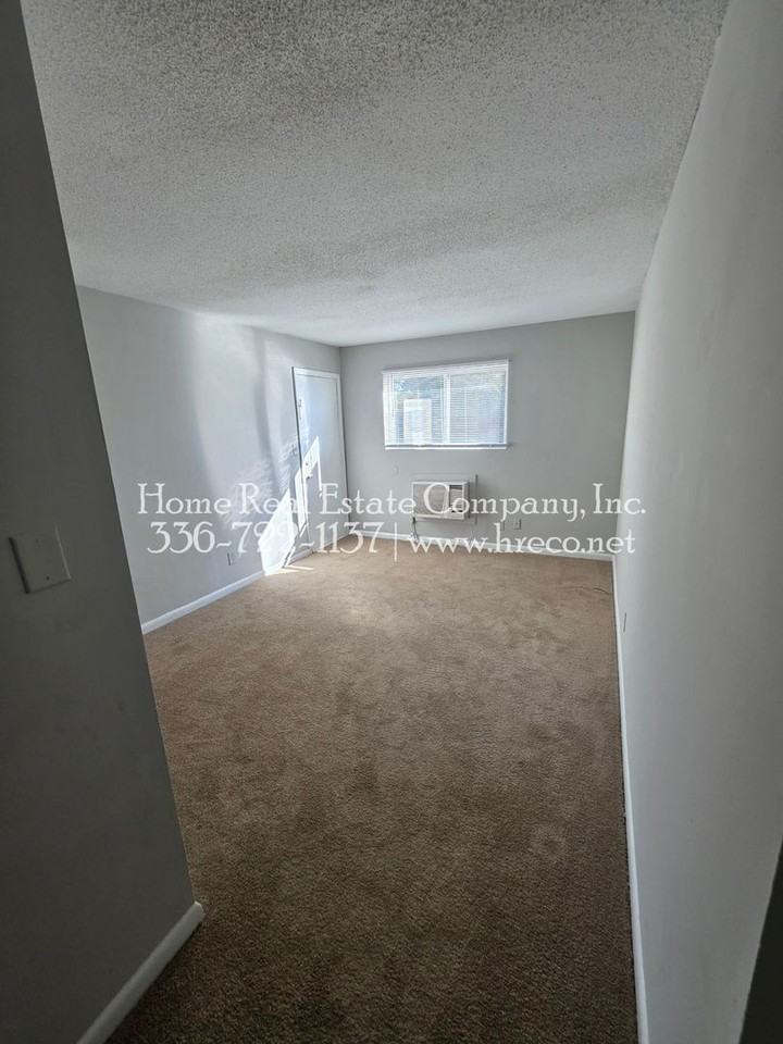 725 Akron Dr #M - Photo 2 of 8