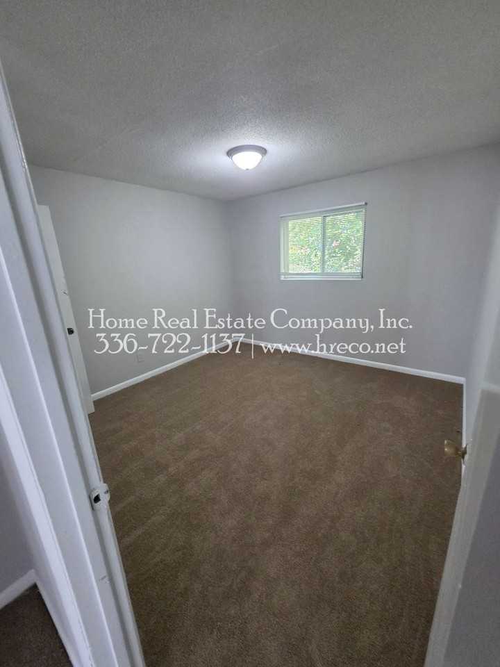 725 Akron Dr #M - Photo 6 of 8