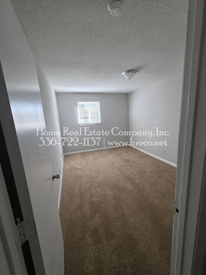 725 Akron Dr #M - Photo 7 of 8