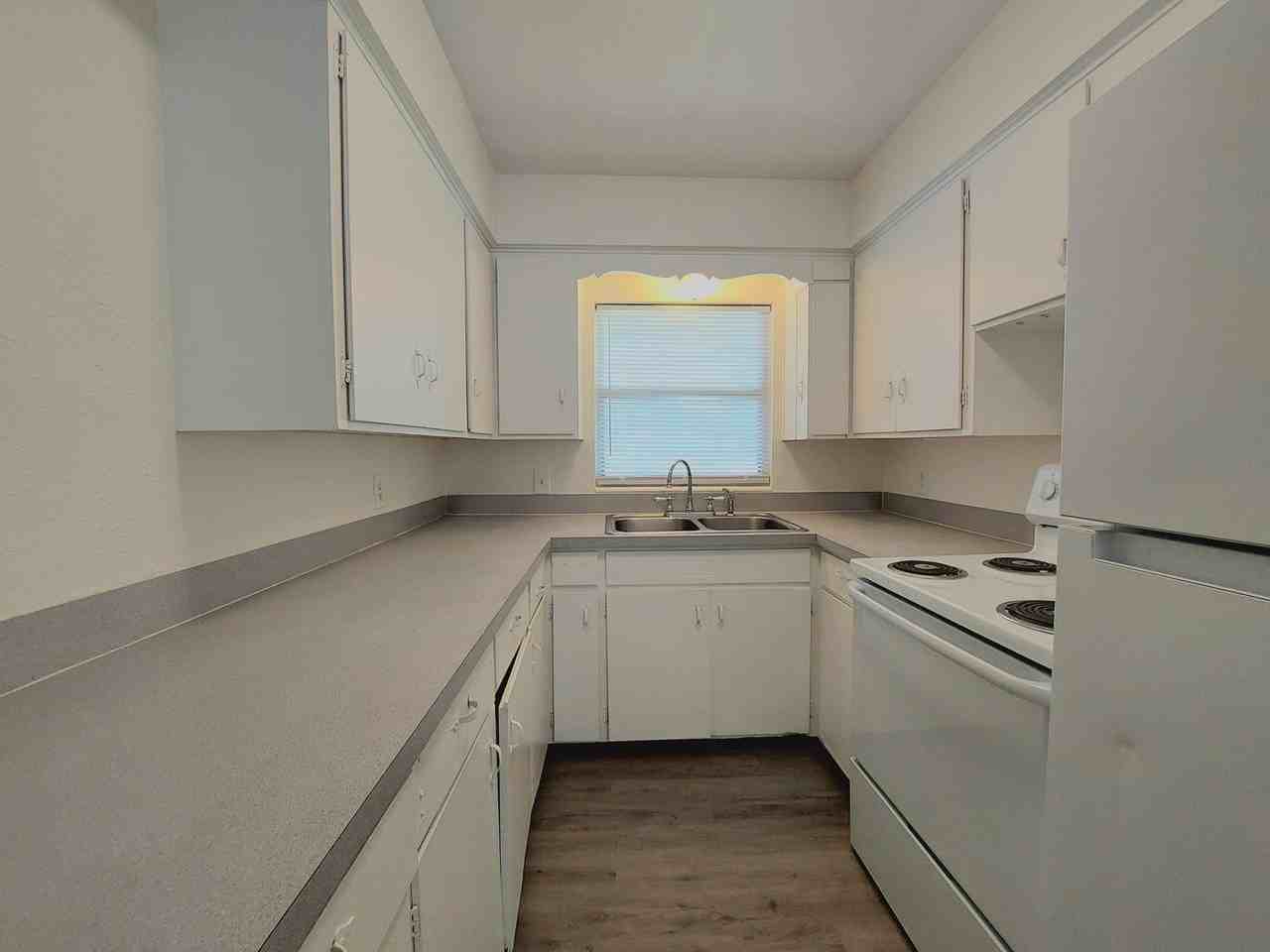 1035 N Combee Rd - Photo 7 of 24