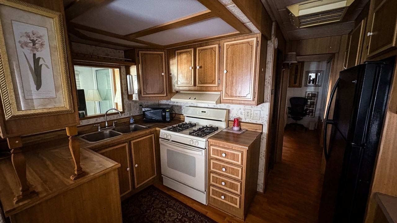 918 Acorn Dr - Photo 3 of 9