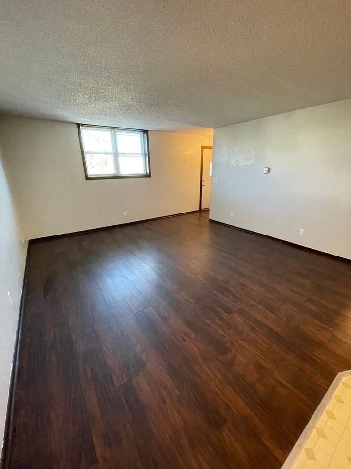 102 10th St - Photo 3 of 25