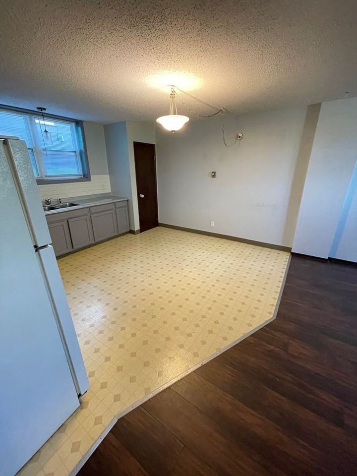 102 10th St - Photo 7 of 25