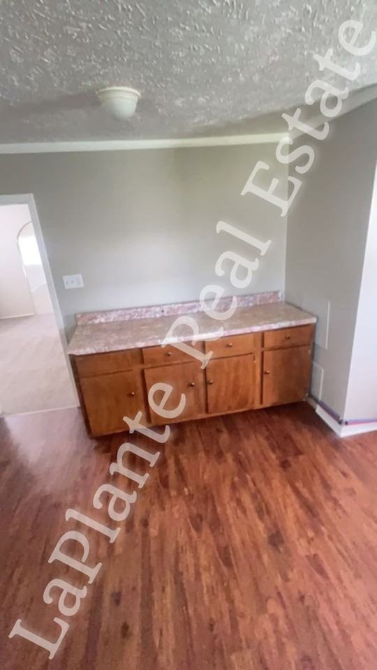 1534 Pinewood Ave - Photo 4 of 10