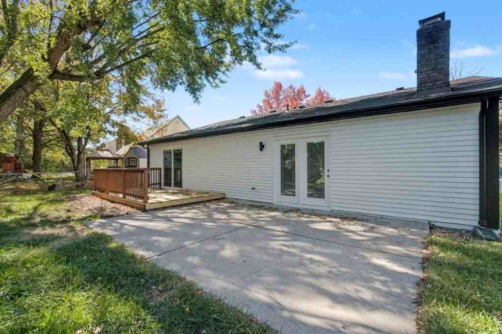 7882 Lockport Blvd - Photo 7 of 46