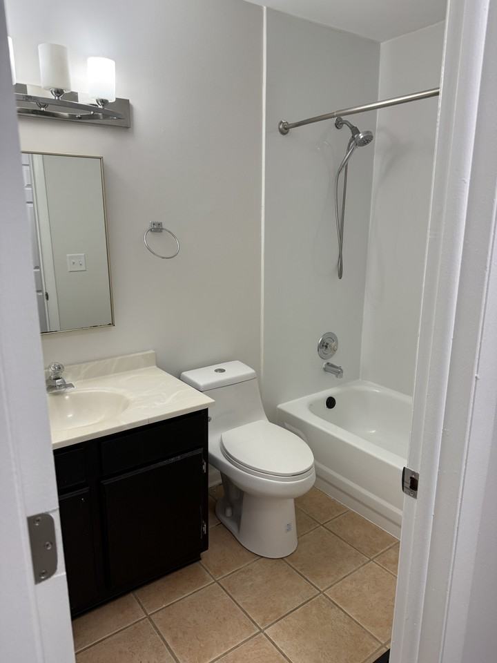 405 N Cambridge Dr #405 - Photo 3 of 18