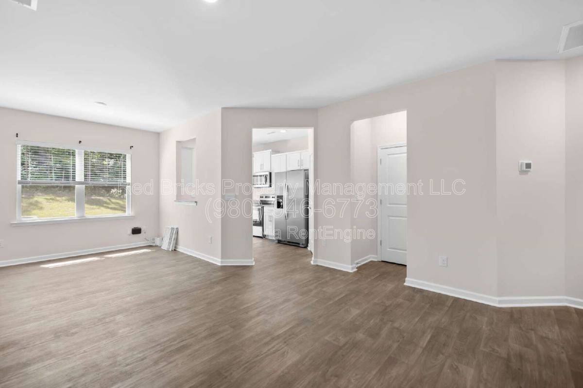 8113 Murray Branch Dr - Photo 4 of 10