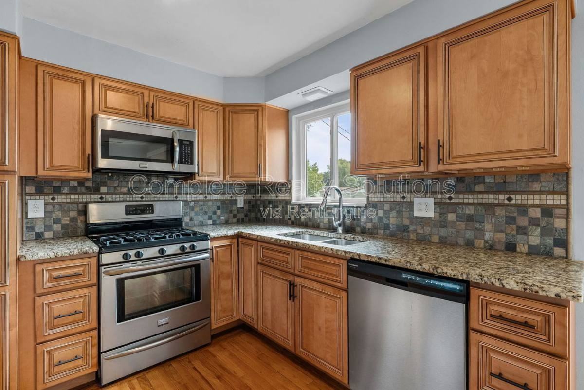 12464 Glengate Drive - Photo 2 of 10
