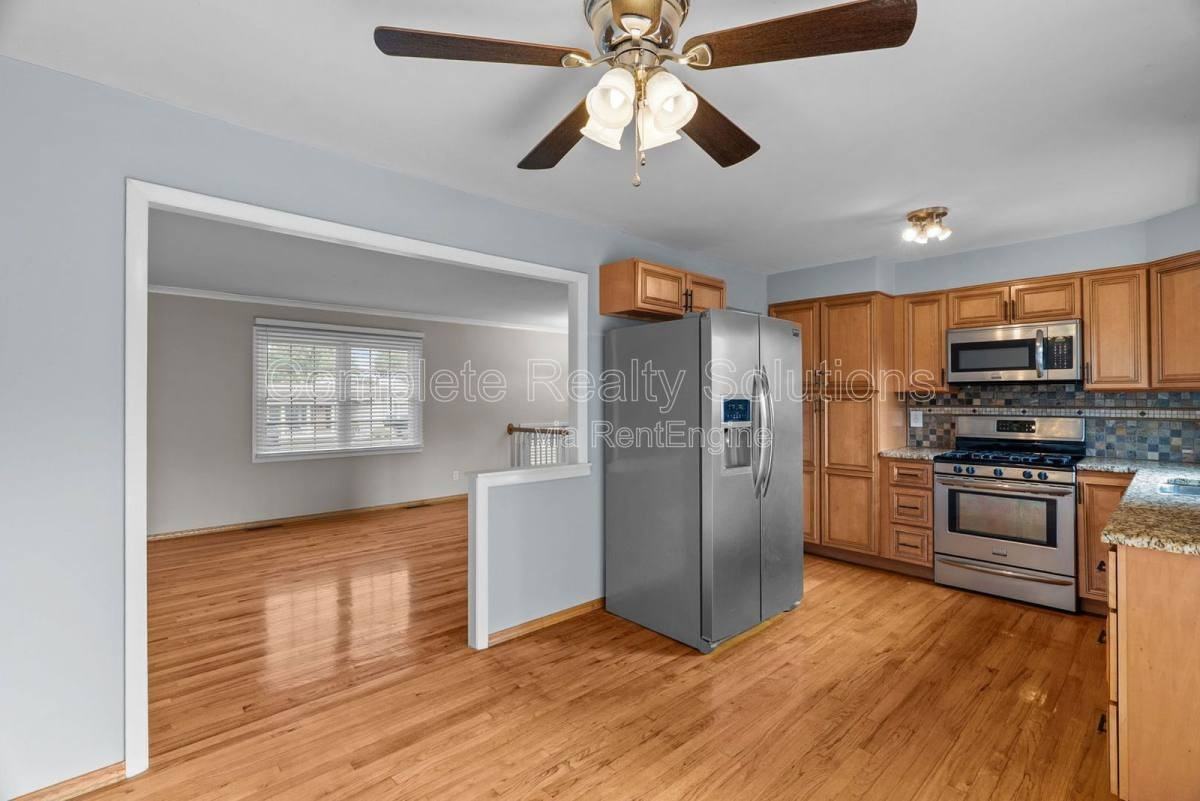 12464 Glengate Drive - Photo 3 of 10