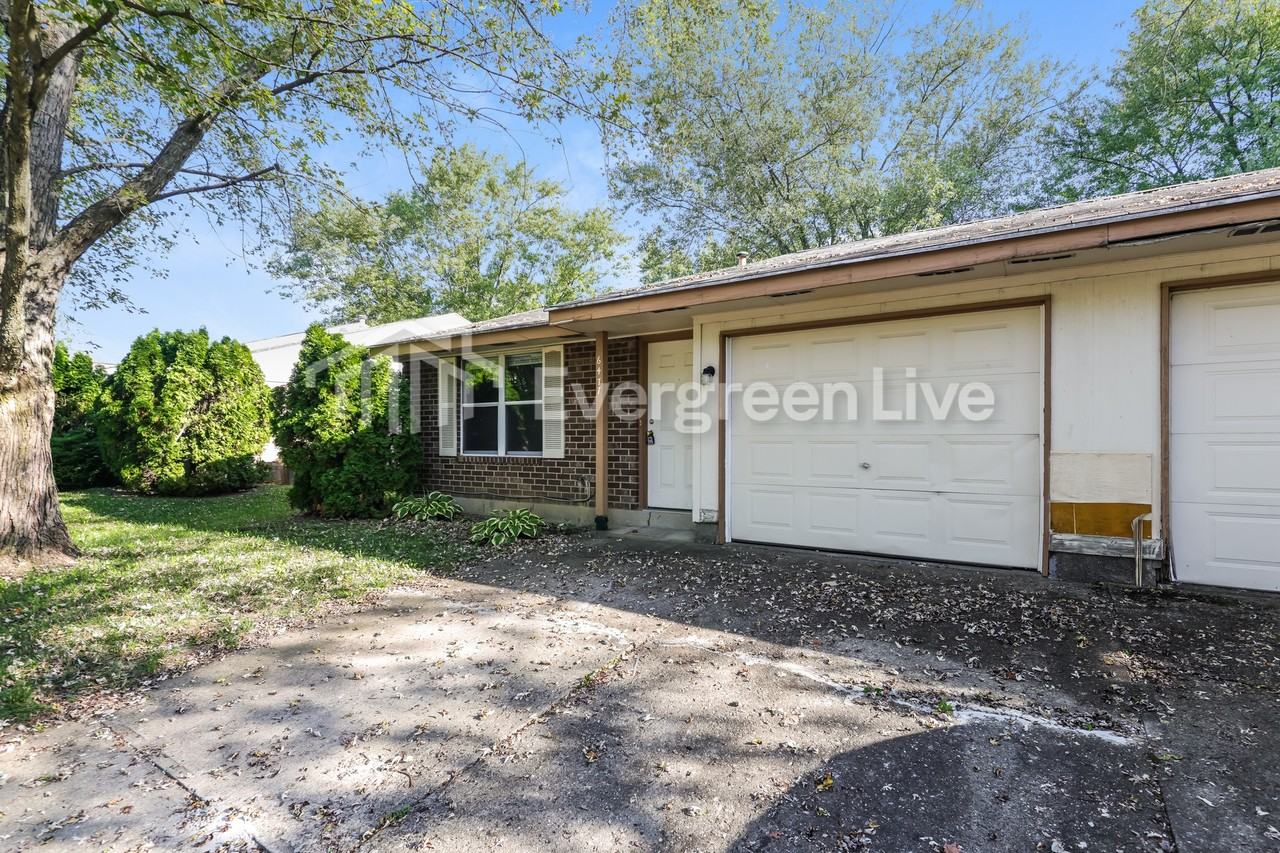 6477 Rolling Glen Dr - Photo 3 of 16