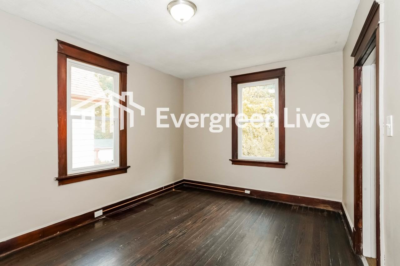 563 Flatt Ter - Photo 3 of 15