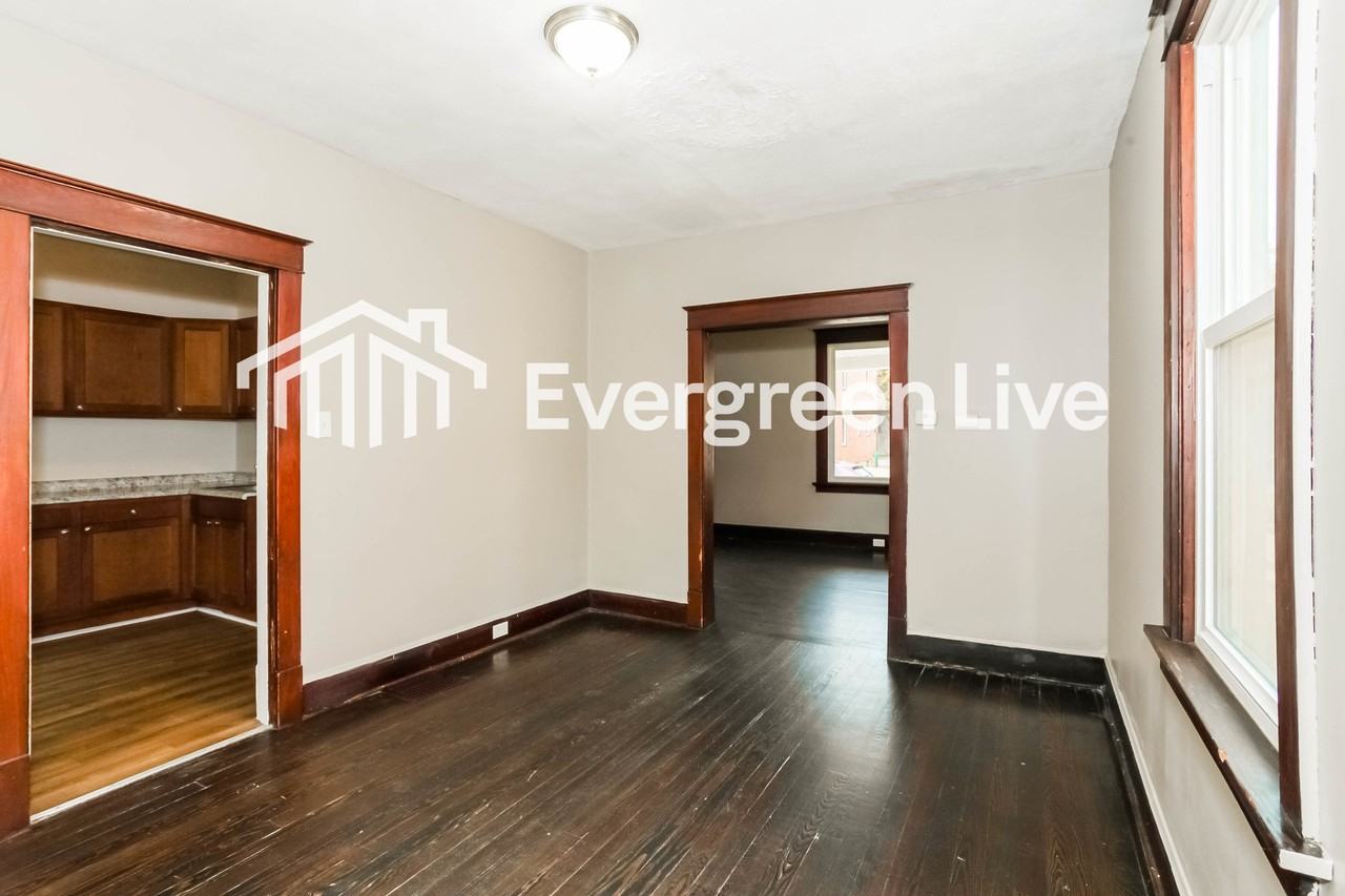 563 Flatt Ter - Photo 4 of 15