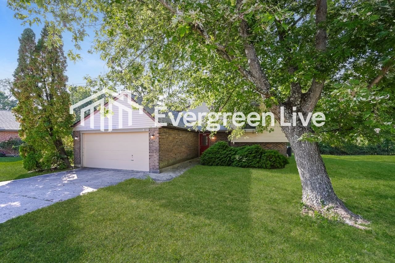 2976 Maureen Ct - Photo 2 of 15