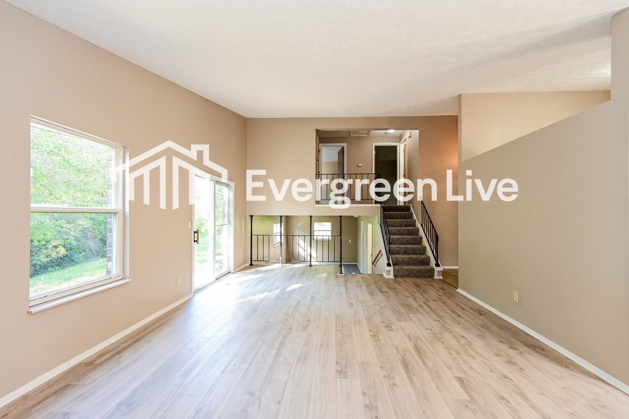 2976 Maureen Ct - Photo 3 of 15