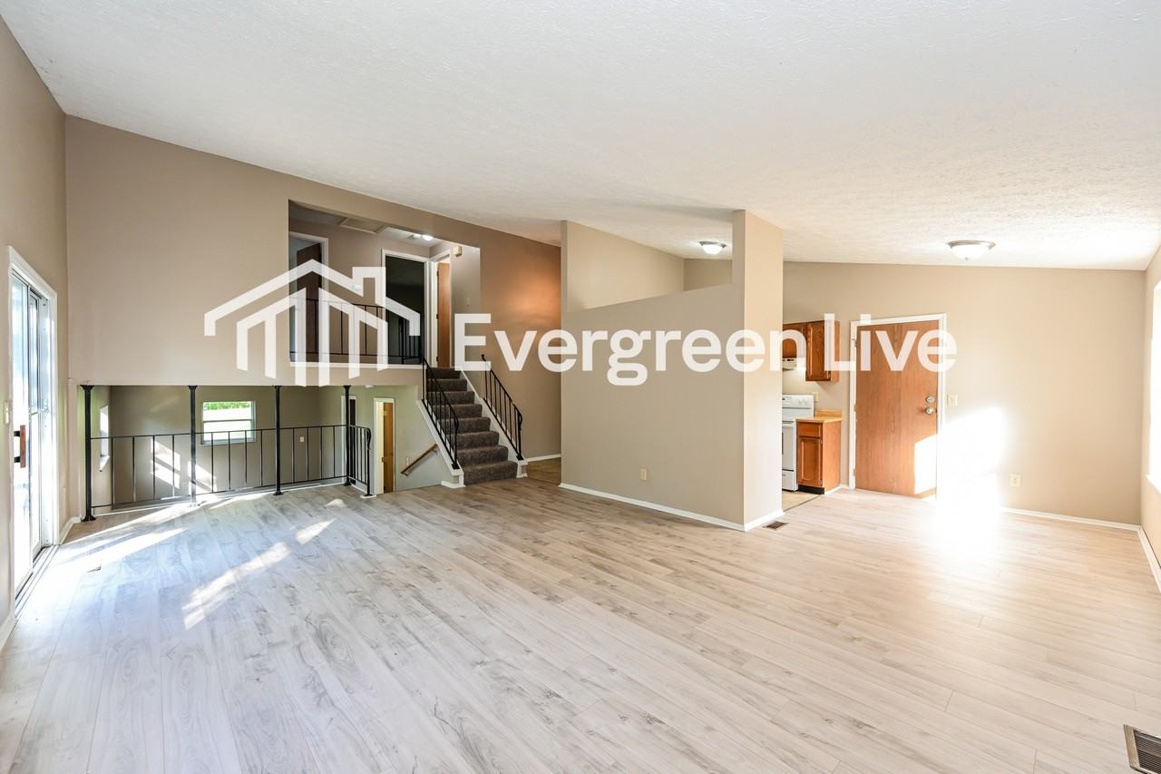 2976 Maureen Ct - Photo 4 of 15