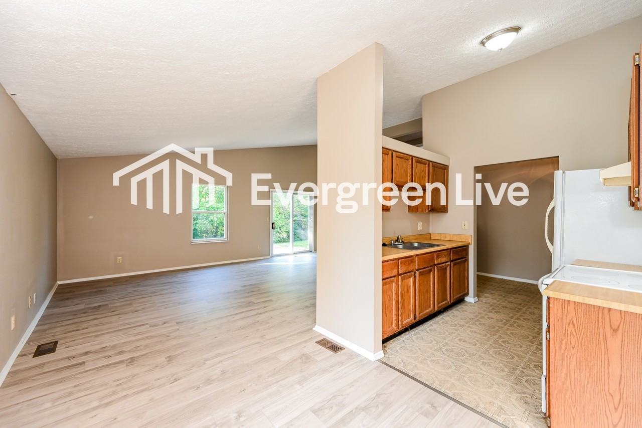 2976 Maureen Ct - Photo 5 of 15