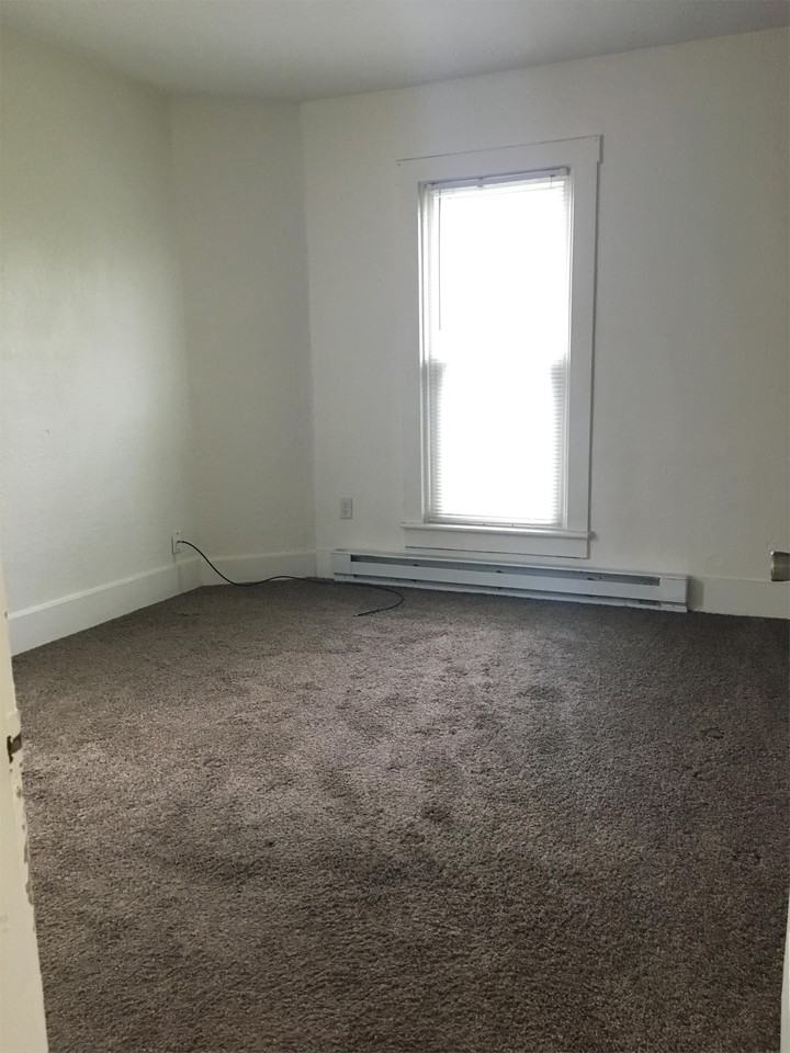 832 1/2 Rush Ave - Photo 2 of 11