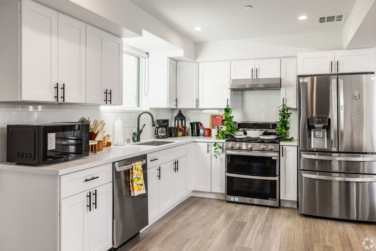 Leo P 3437 S Catalina St - Photo 7 of 20