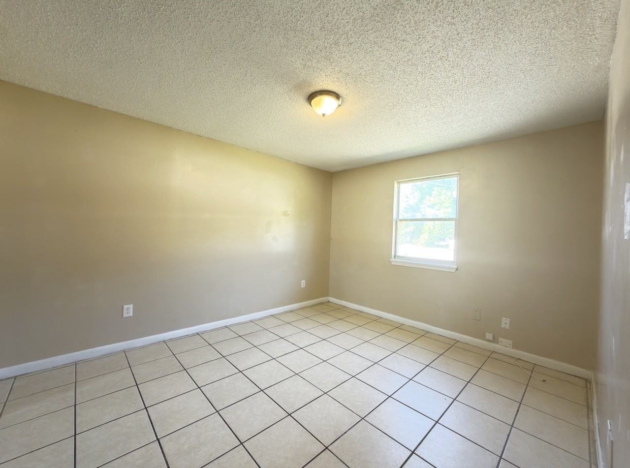 4237 Moncrief Rd W #3 - Photo 5 of 10