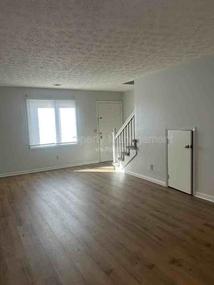 525 Scott County Rd #E - Photo 2 of 28