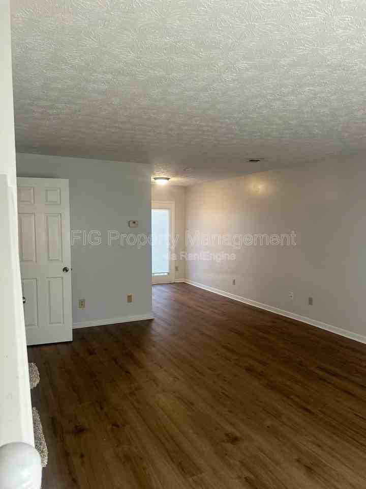 525 Scott County Rd #E - Photo 3 of 28