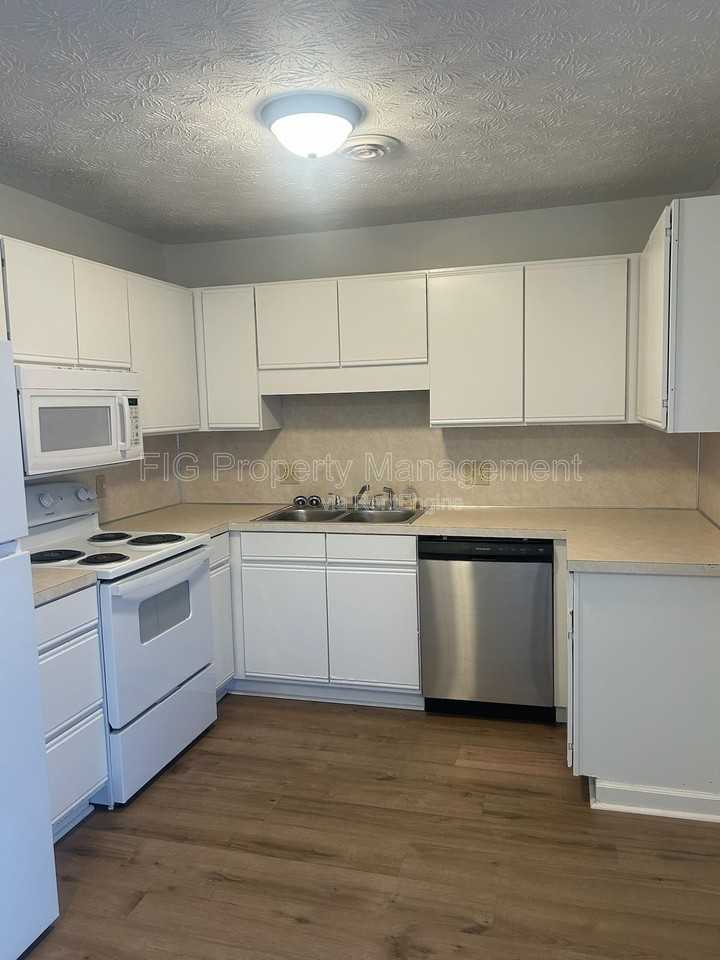 525 Scott County Rd #E - Photo 4 of 28