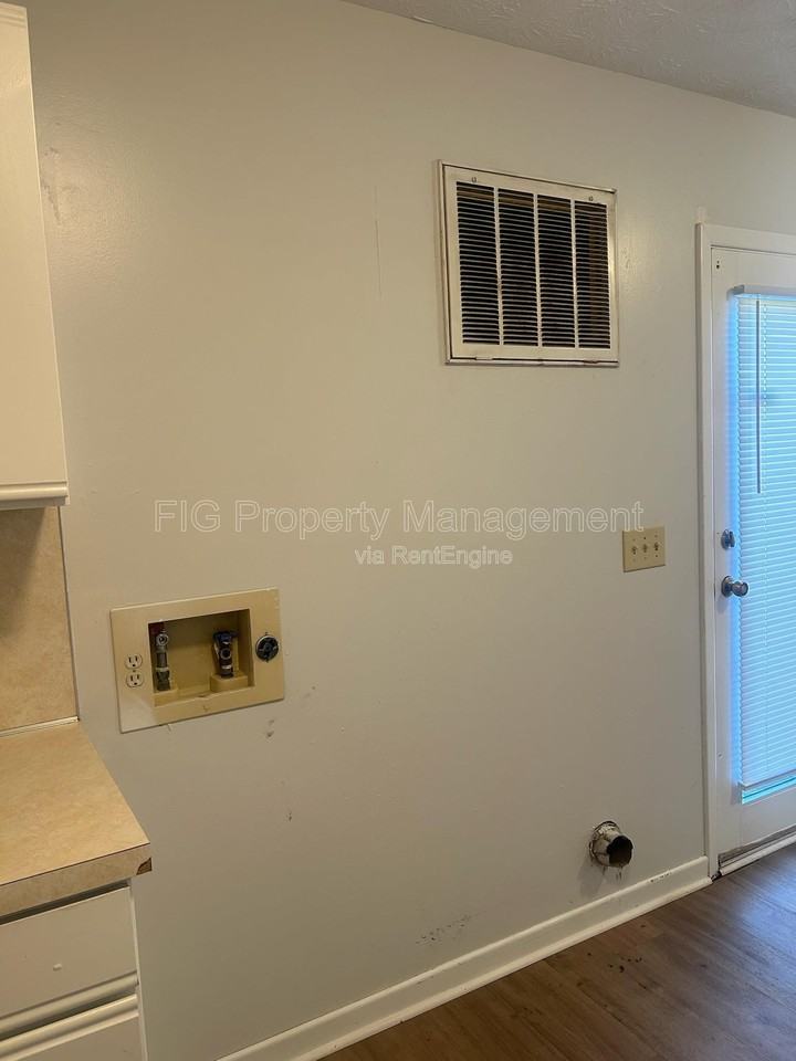 525 Scott County Rd #E - Photo 6 of 28