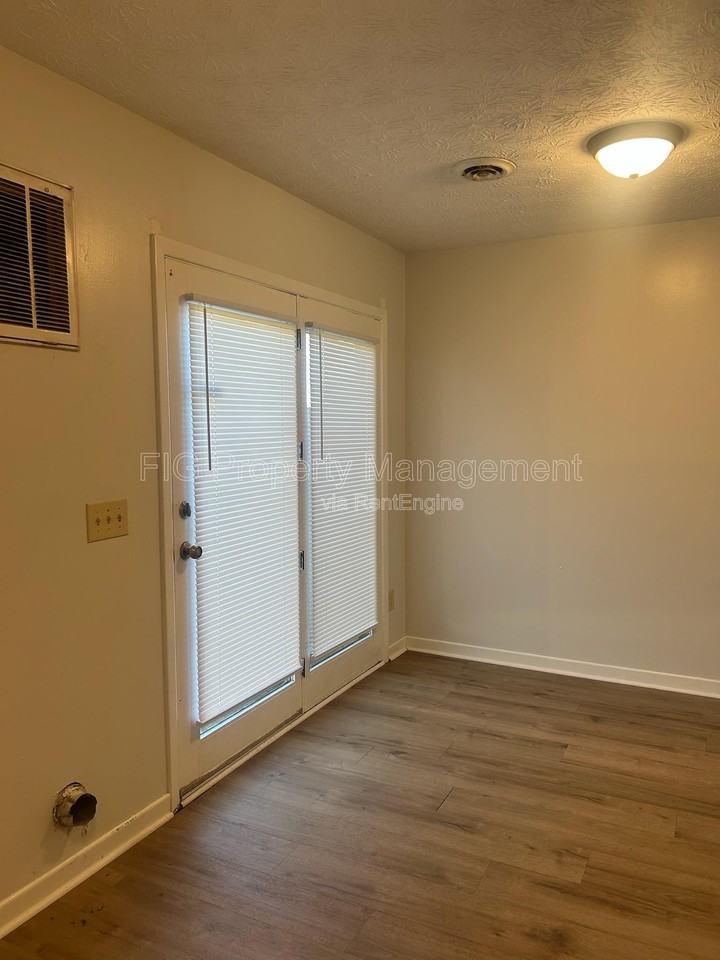 525 Scott County Rd #E - Photo 7 of 28