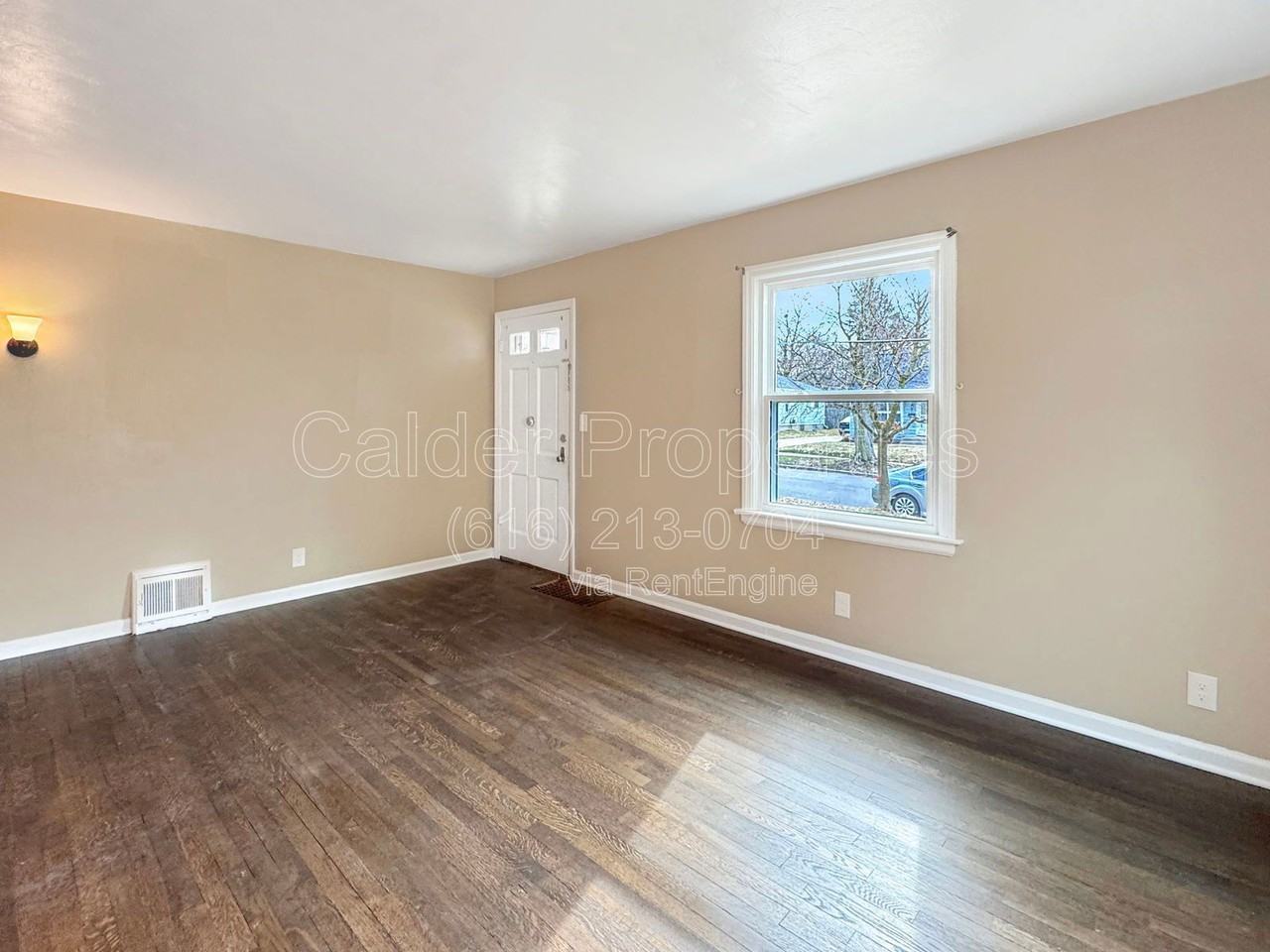 1039 Kentwood St Ne - Photo 3 of 20