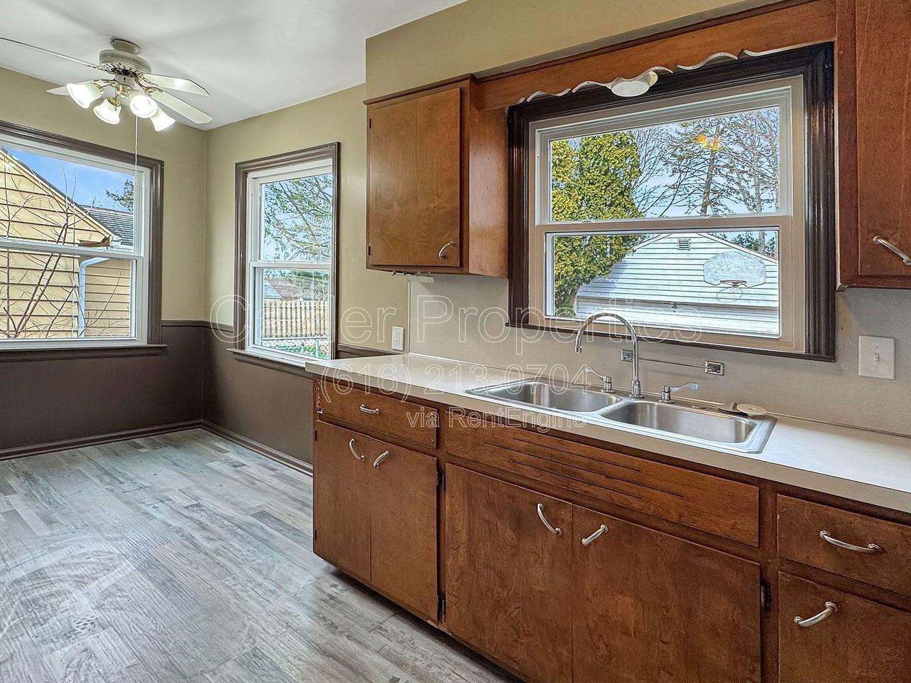 1039 Kentwood St Ne - Photo 5 of 20