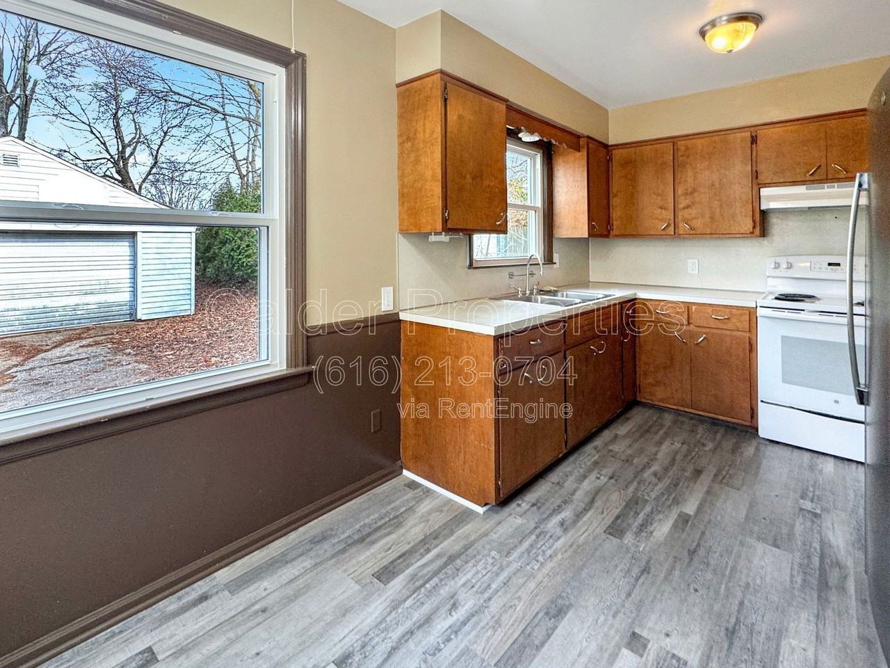 1039 Kentwood St Ne - Photo 6 of 20