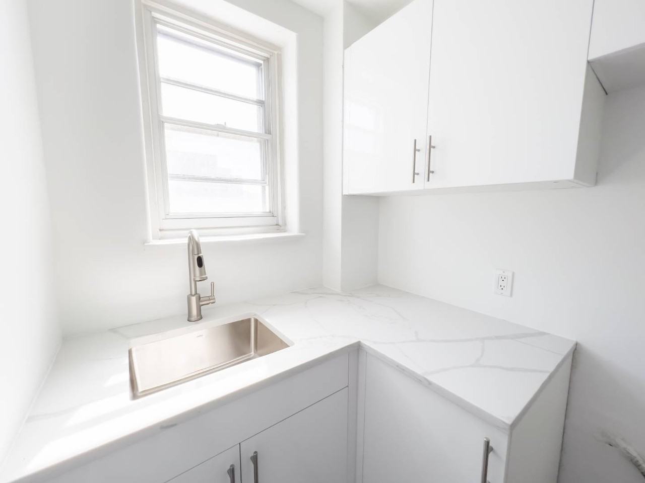 200 Avenue Kensington #307 - Photo 5 of 12