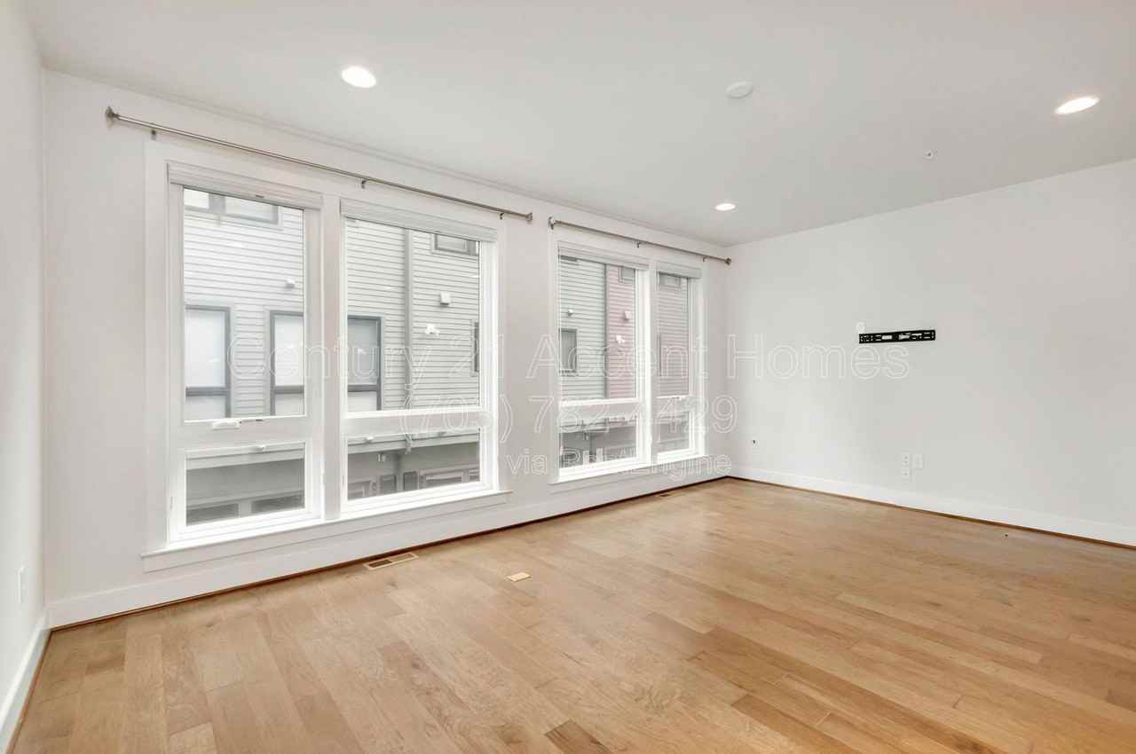 402 Stabler Ln - Photo 5 of 36