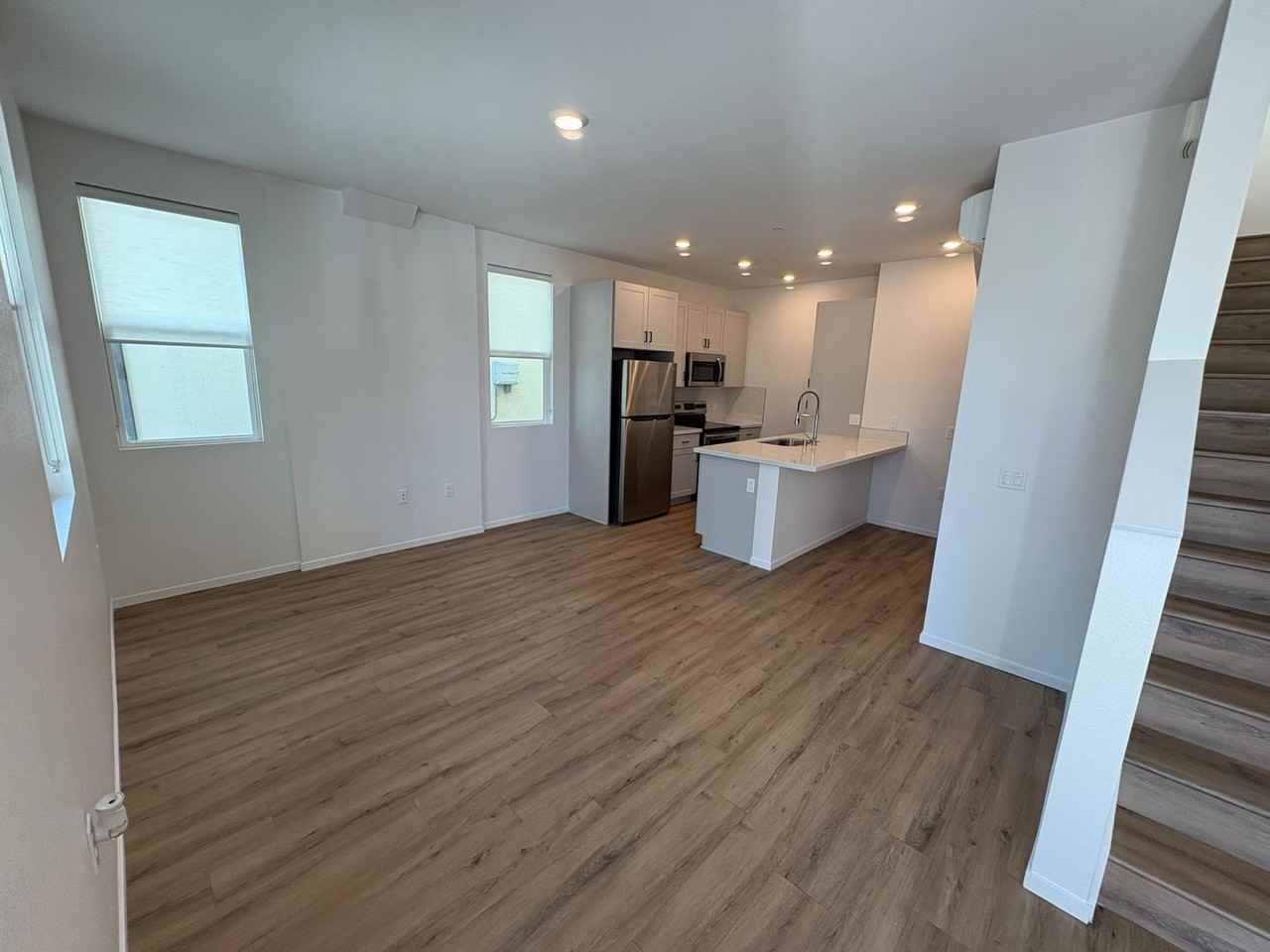 2042 - Photo 7 of 16