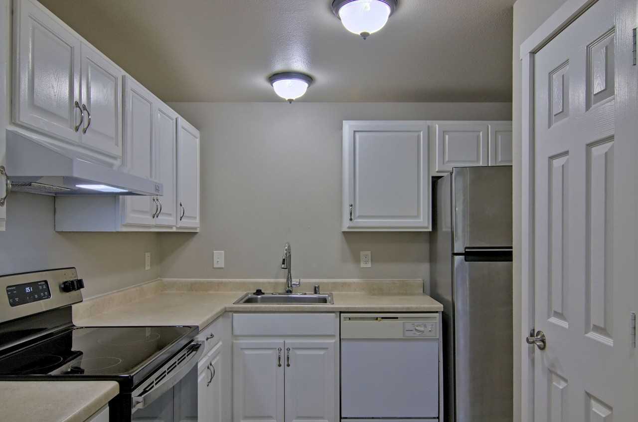 The Norpoint 8 Apartments - Photo 3 of 8