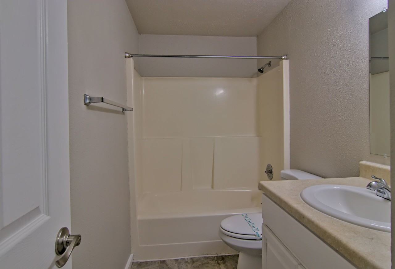 The Norpoint 8 Apartments - Photo 5 of 8