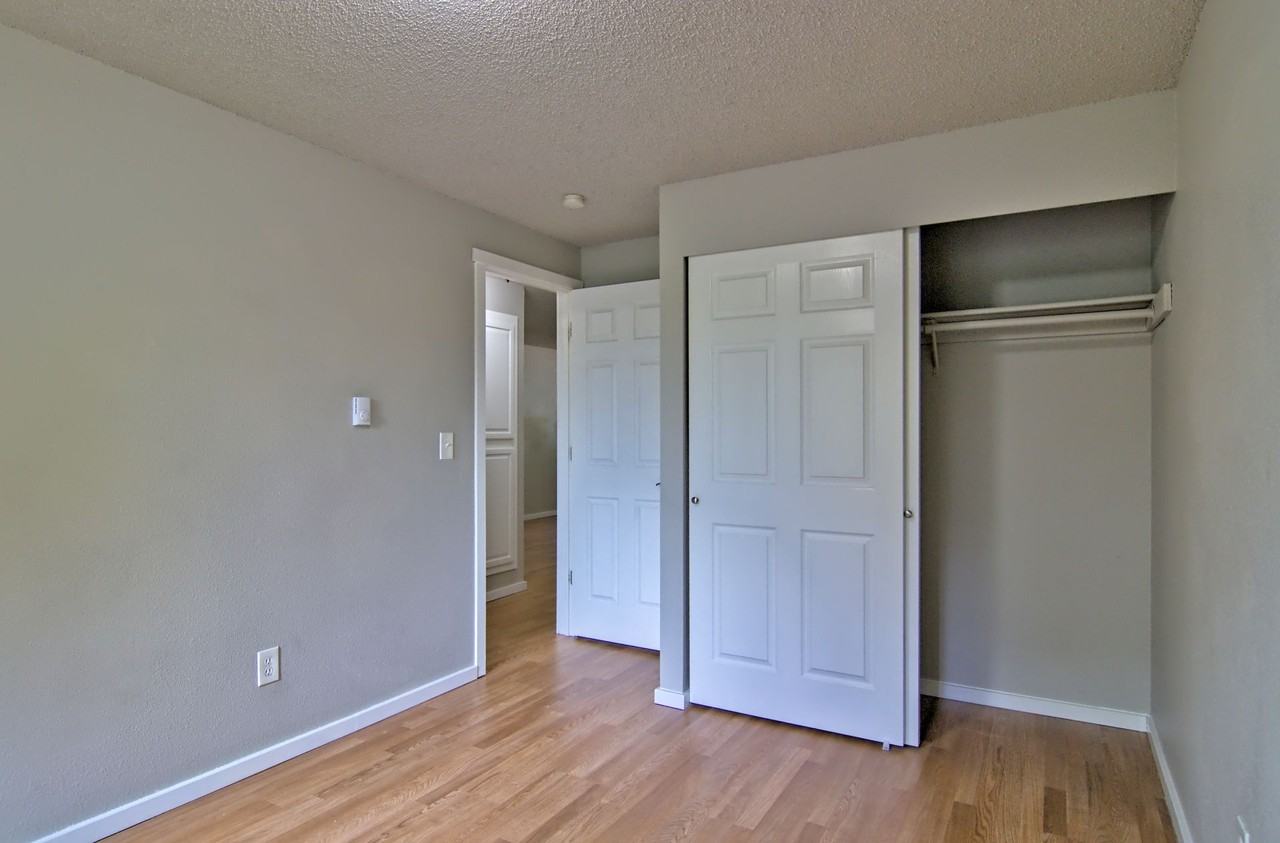 The Norpoint 8 Apartments - Photo 7 of 8