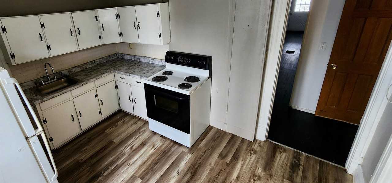 307 W 3rd St - Photo 3 of 34