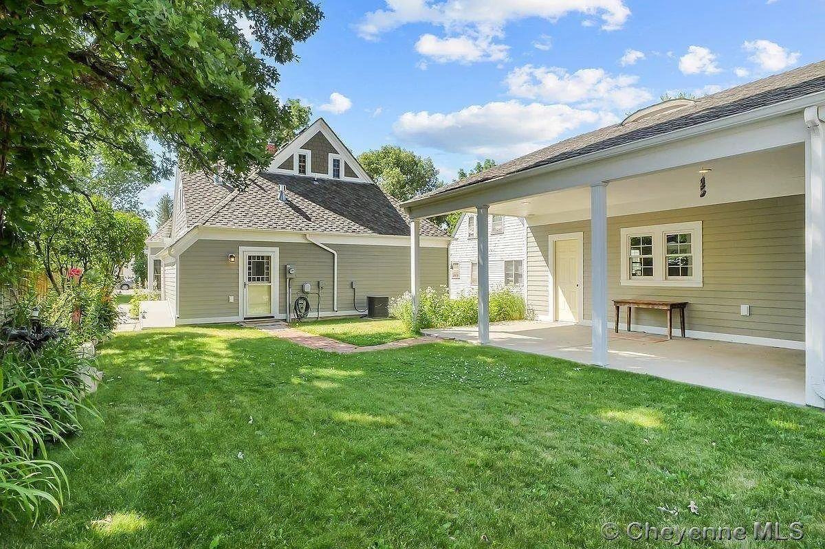 706 E 18th St - Photo 3 of 37