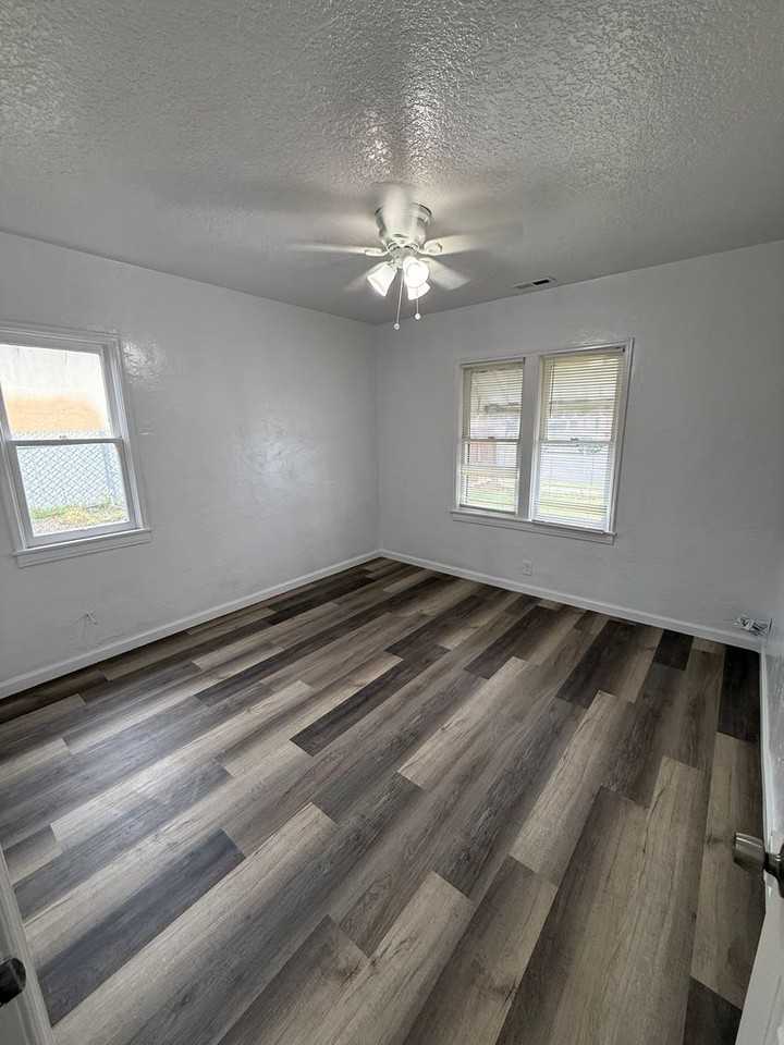 315 N Maple Ave - Photo 2 of 19