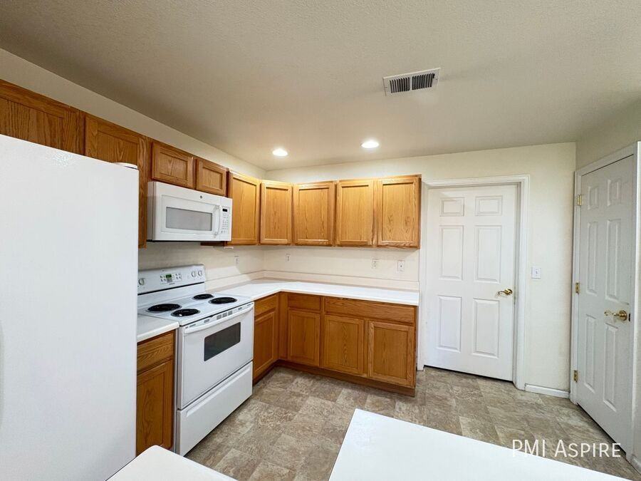 1703 Whitehall Dr #7F - Photo 7 of 17